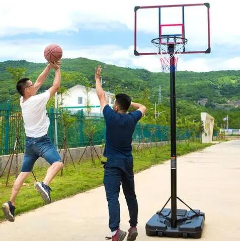 1670986084192641.jpg 中学生的篮球架