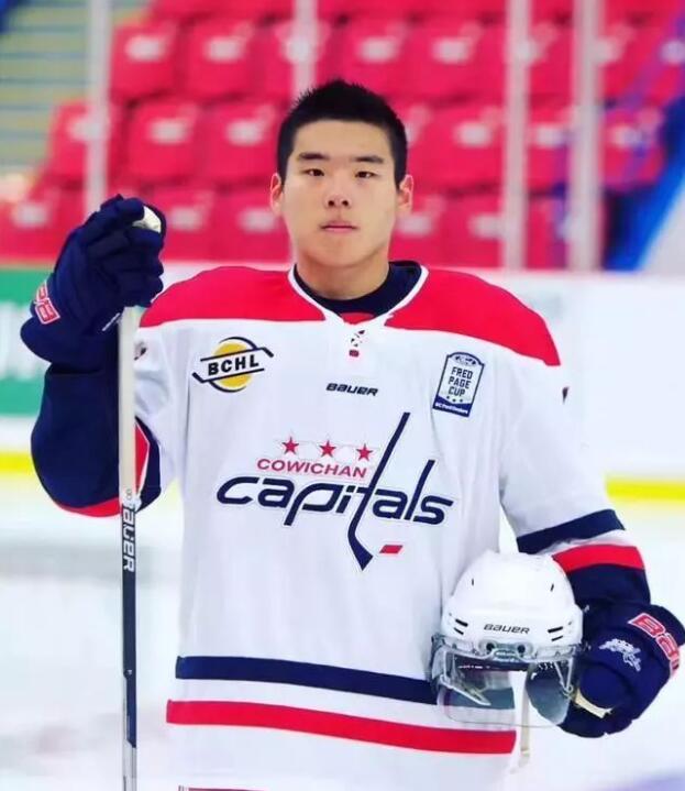 1671082728462313.jpg 张铖冰球运动员照片